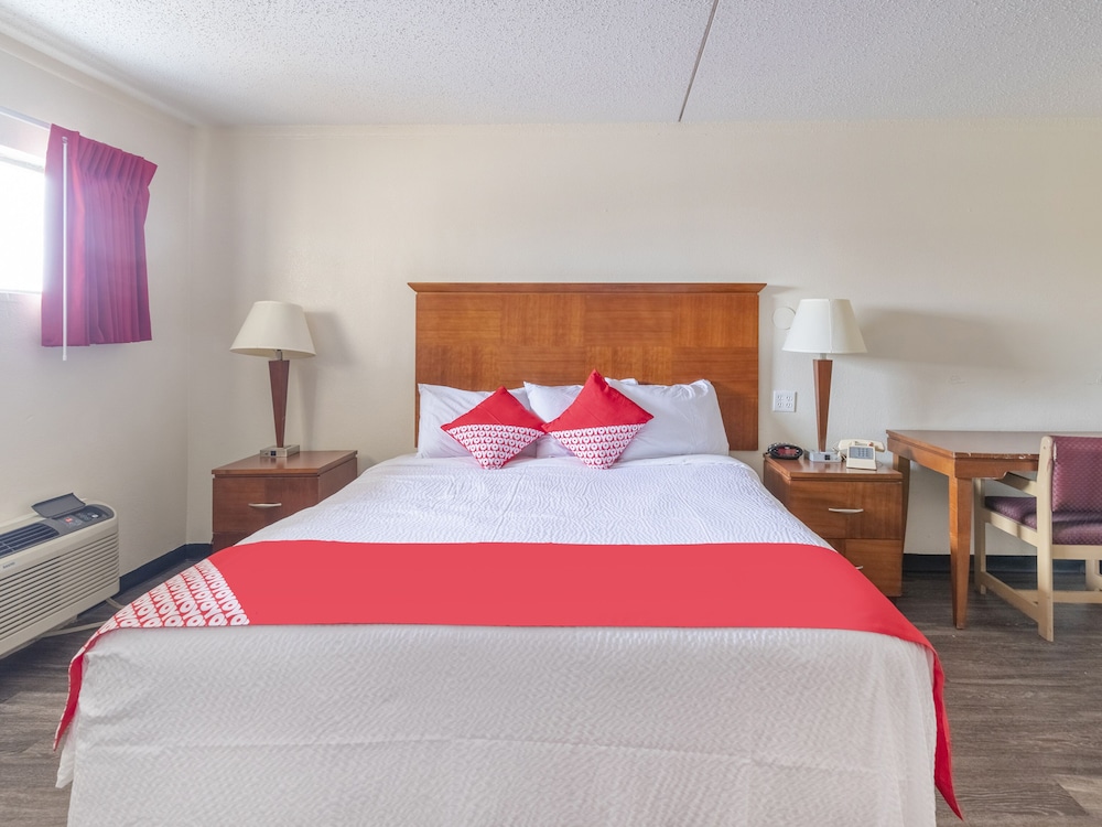 Oyo Hotel San Antonio Lackland AFB/Seaworld Hwy 90 W 17/52