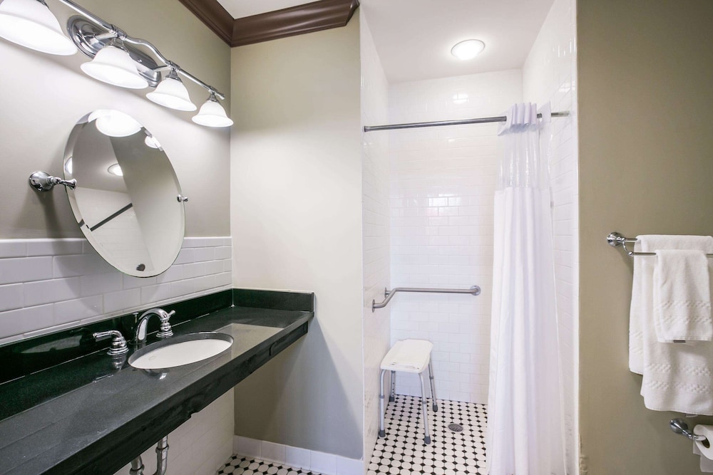 Water Street Hotel & Marina, an Ascend Collection Hotel 9/34