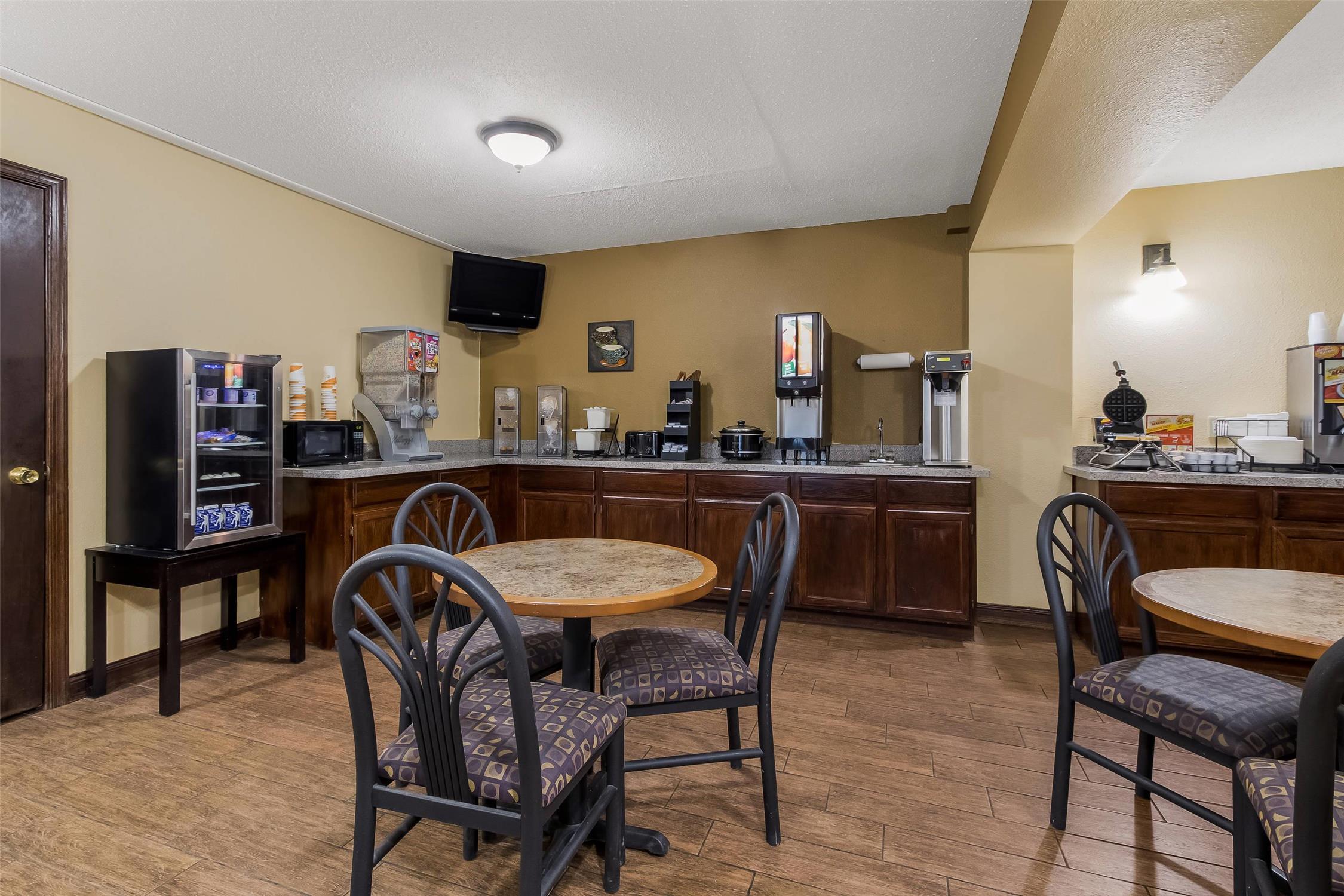Econo Lodge Inn & Suites Yankton, SD 6/14