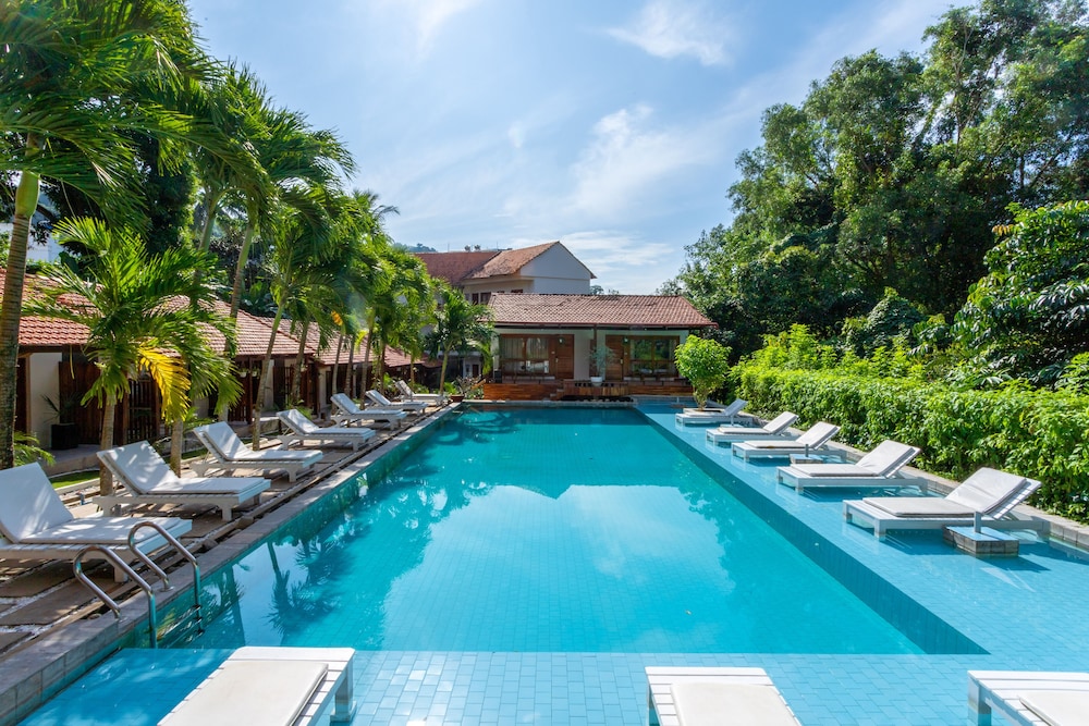 Bauhinia Resort 40/50