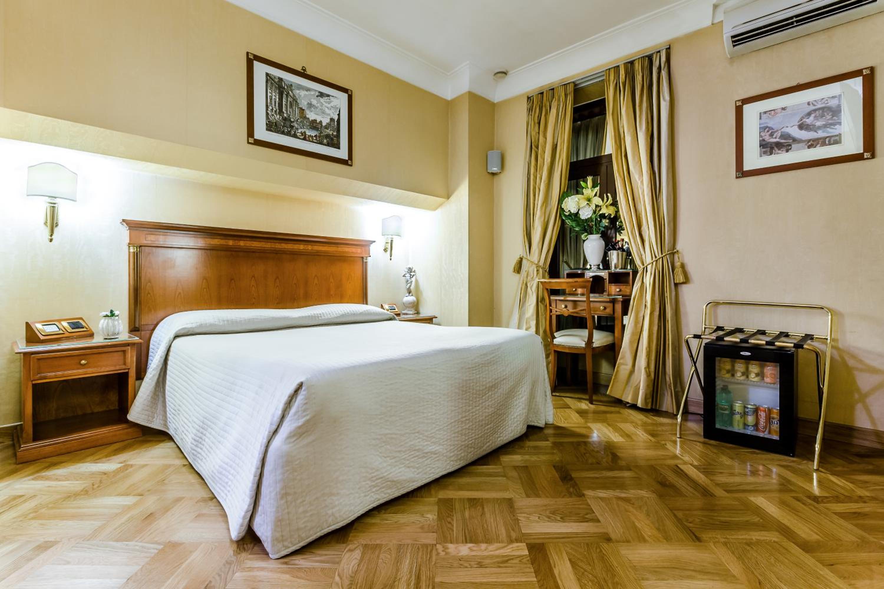 ROOM, DOUBLE BED
