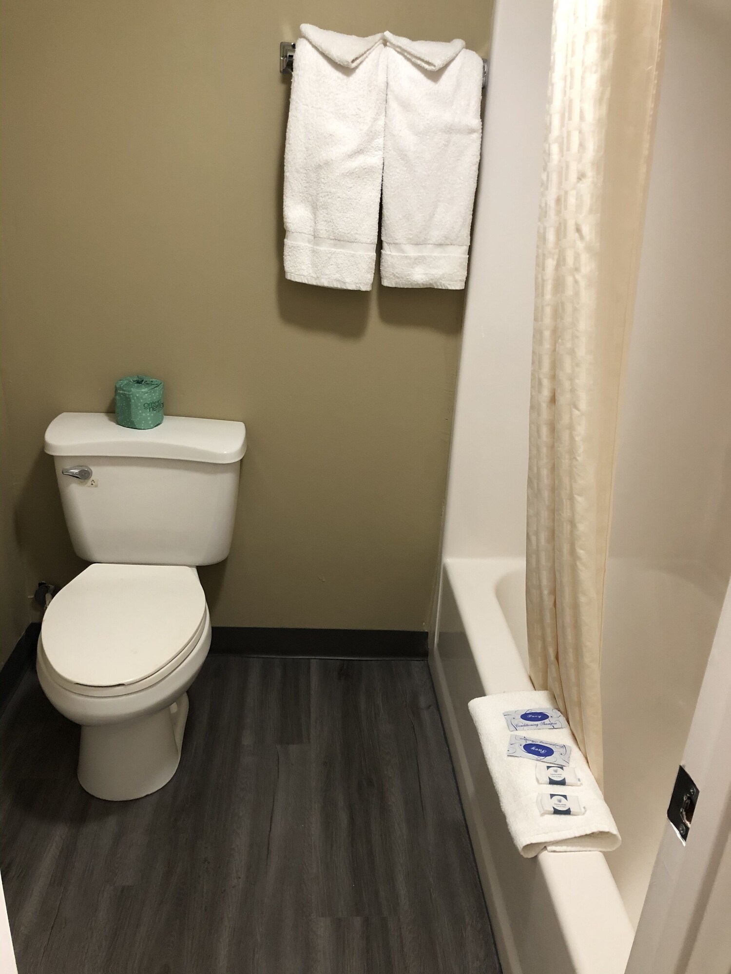 غرفة ديلوكس بسريرين كوين للمدخنين، Deluxe Inn & Suites By OYO Miami OK 9/10