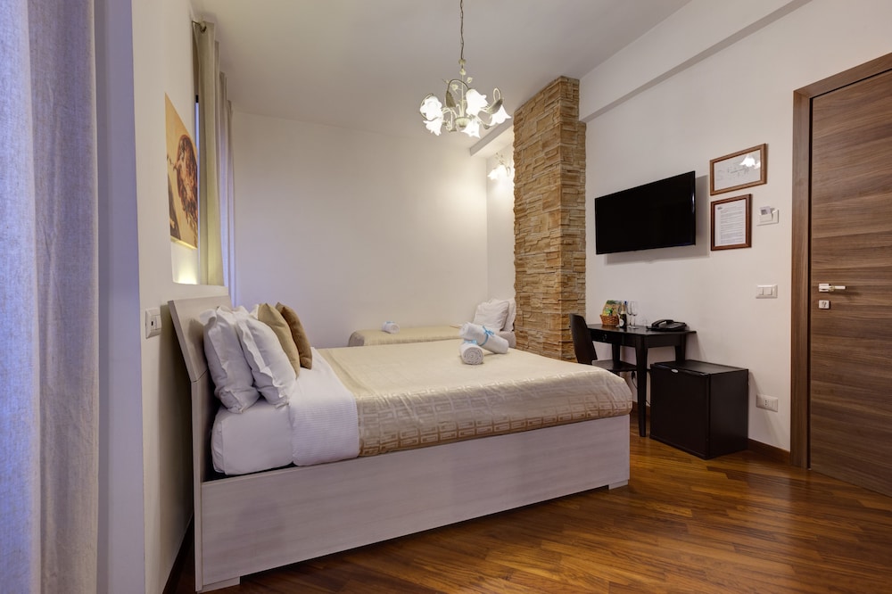 Little Rhome Suites 8/49