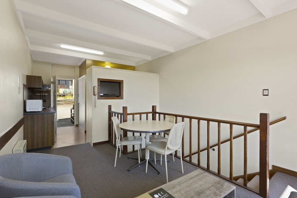 Village Family Motor Inn 30/47