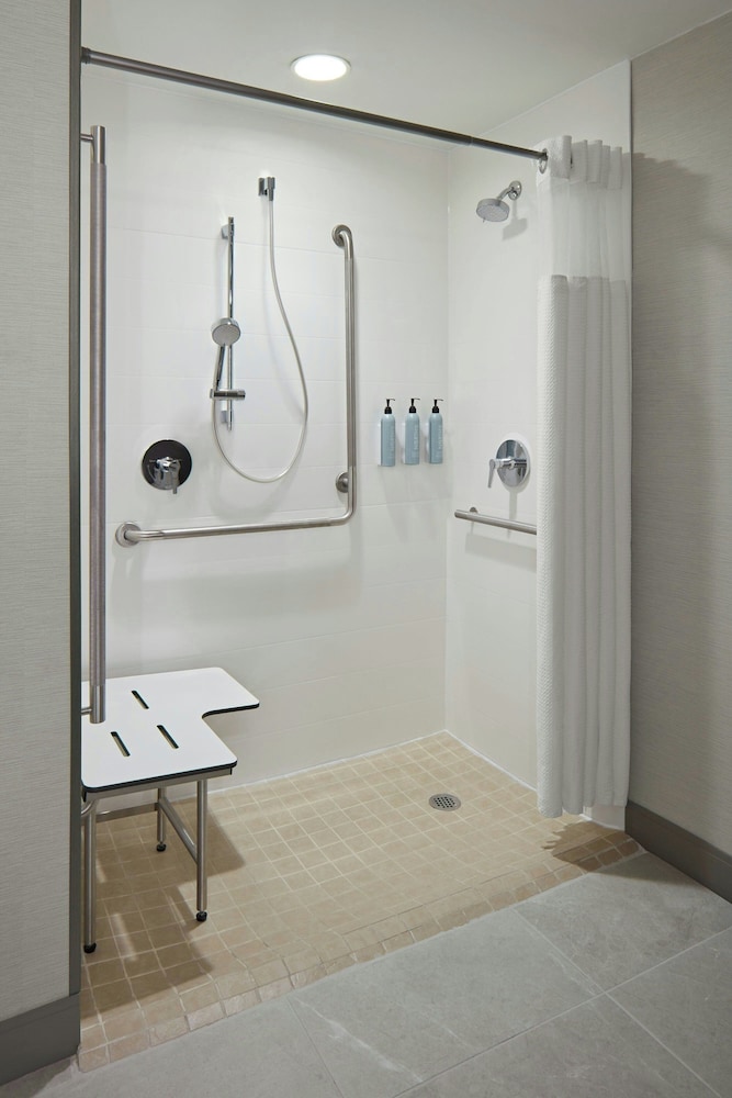 غرفة بسرير كينج لذوي الإعاقة، Courtyard by Marriott Hamilton 6/7