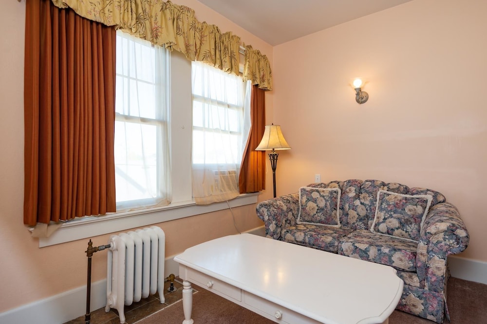 Historic Hotel Condon 50/50