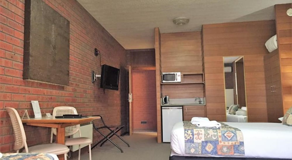 Sovereign Park Motor Inn 35/37