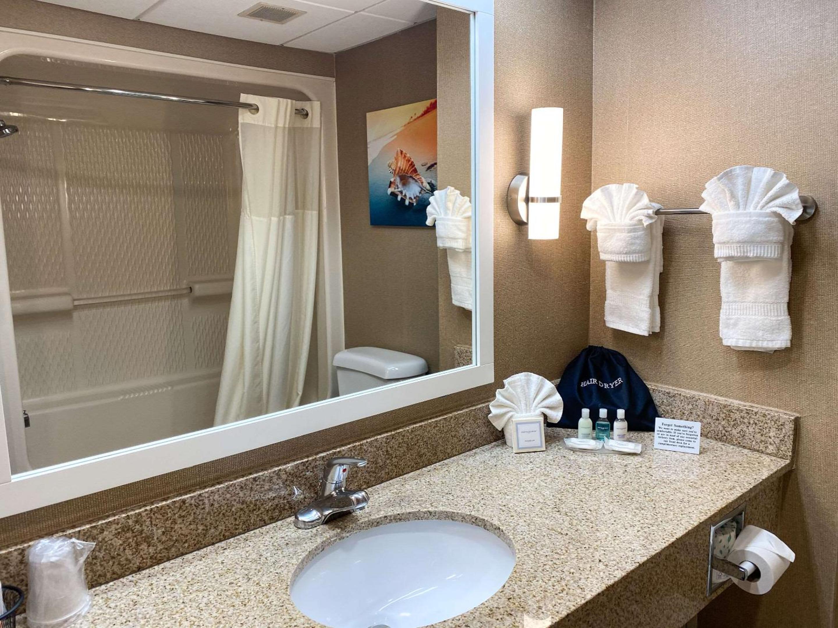 غرفة بسريرين كوين بإطلالة على المسبح، Clarion Hotel & Conference Center Toms River 8/10