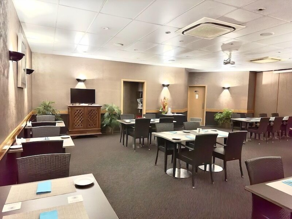 MACKAY RESORT MOTEL 53/65