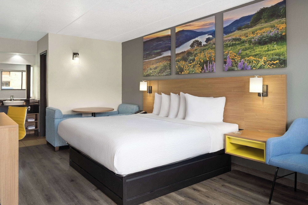STUDIO, SUITE, KING BED, SMOKING