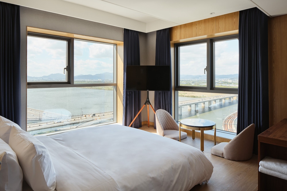 DELUXE, DOUBLE BED, RIVER VIEW