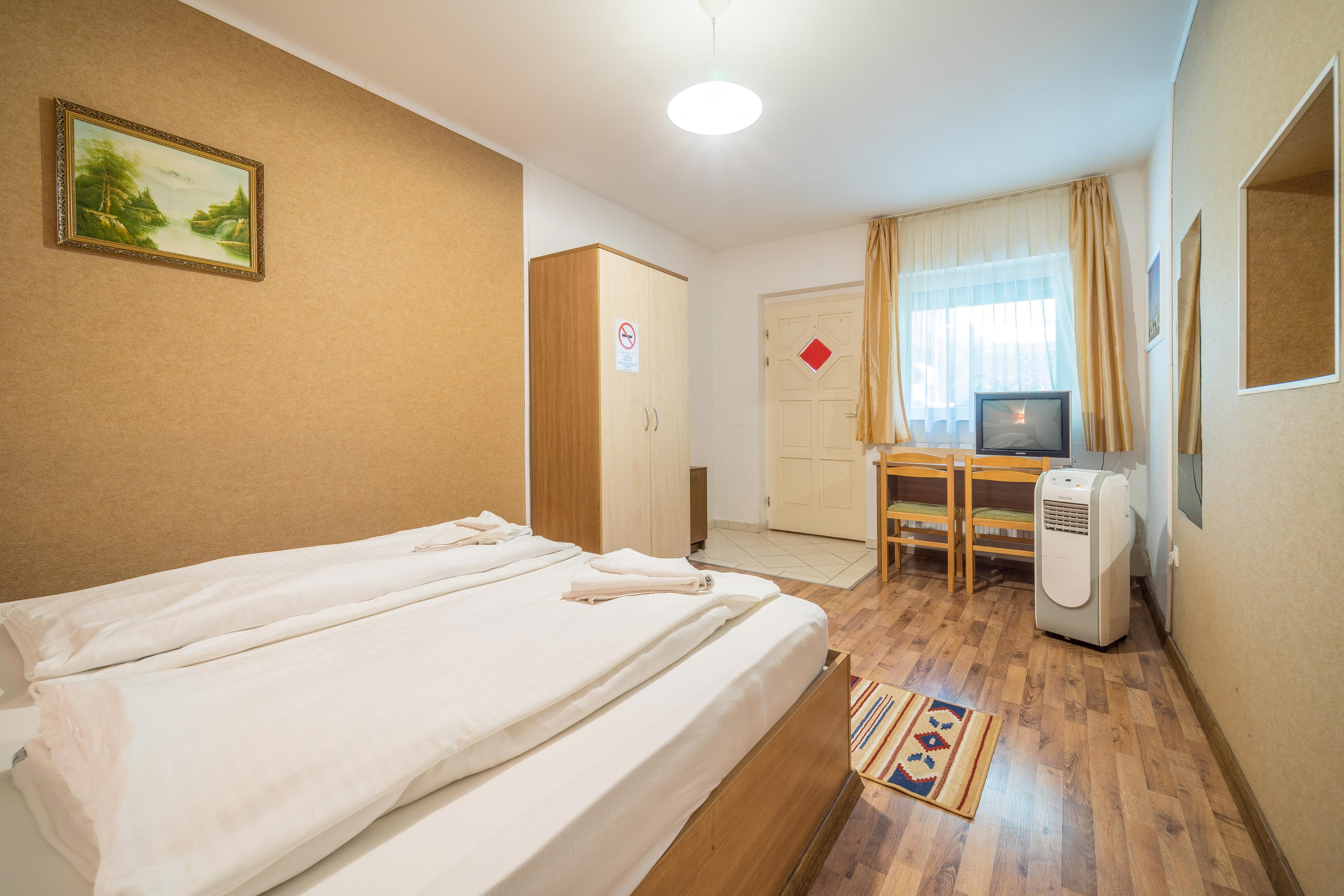 ECONOMY, DOUBLE OR TWIN BED