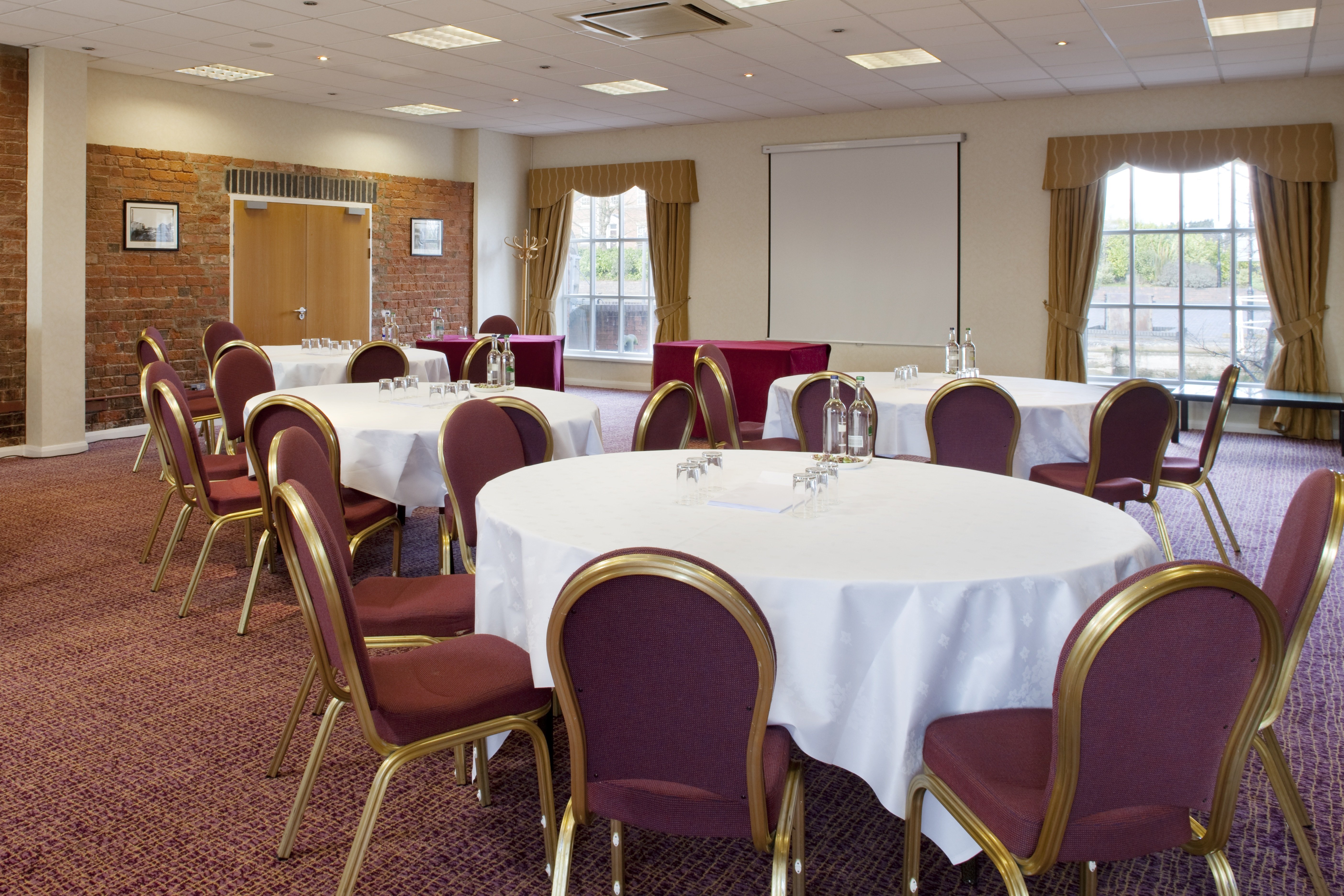 Holiday Inn Ellesmere Port Cheshire Oaks 43/48