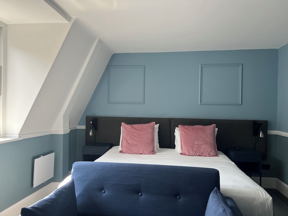 DELUXE, KING BED