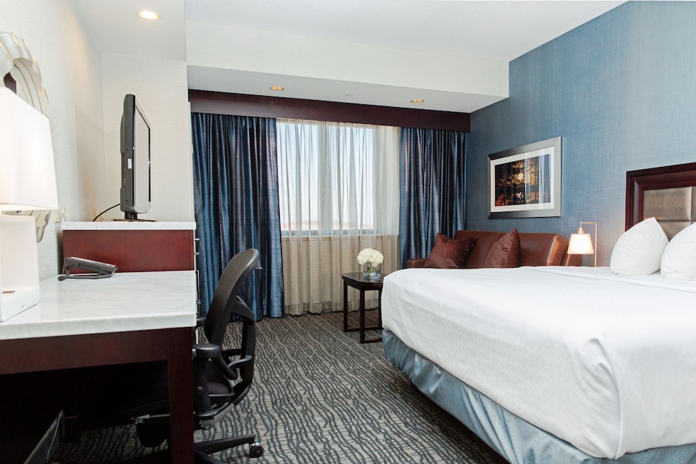 Crowne Plaza Springfield Convention CTR 17/77