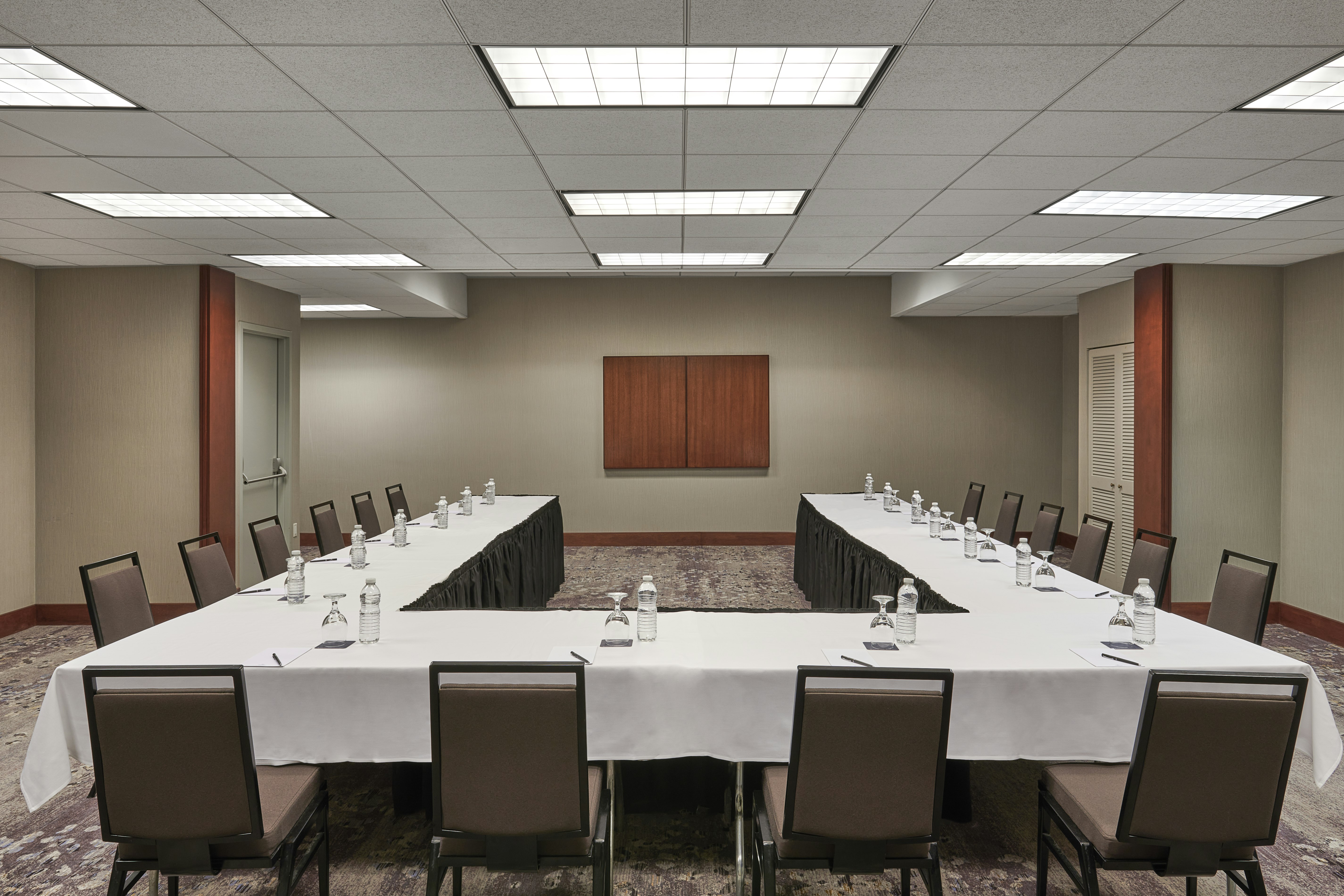 Hilton Toronto Airport Hotel & Suites 68/79