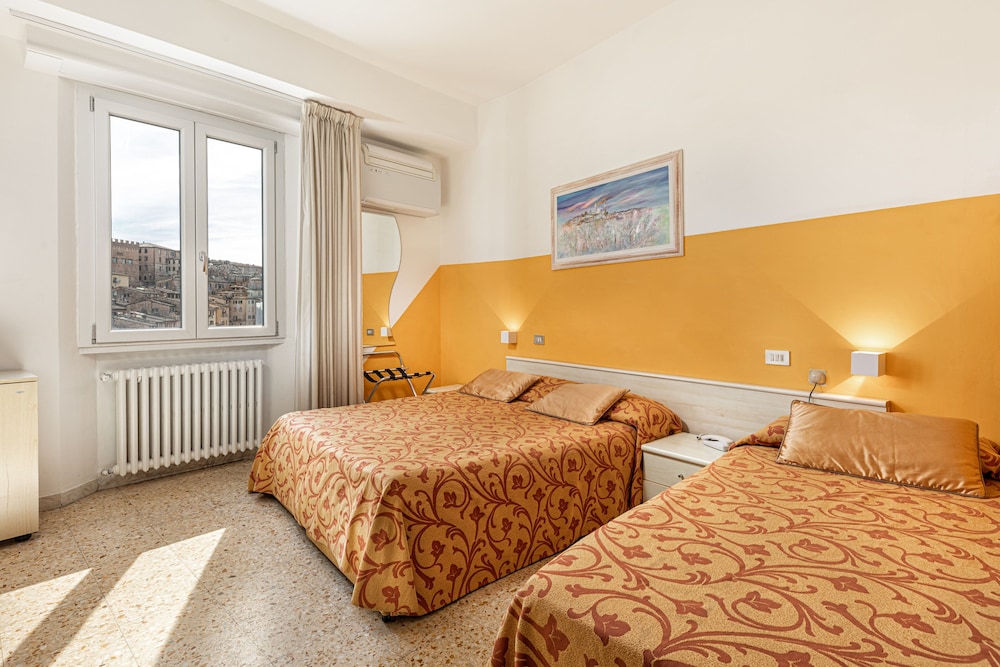غرفة رباعية بسرير مزدوج وسريرين منفصلين، Hotel Minerva 2/5
