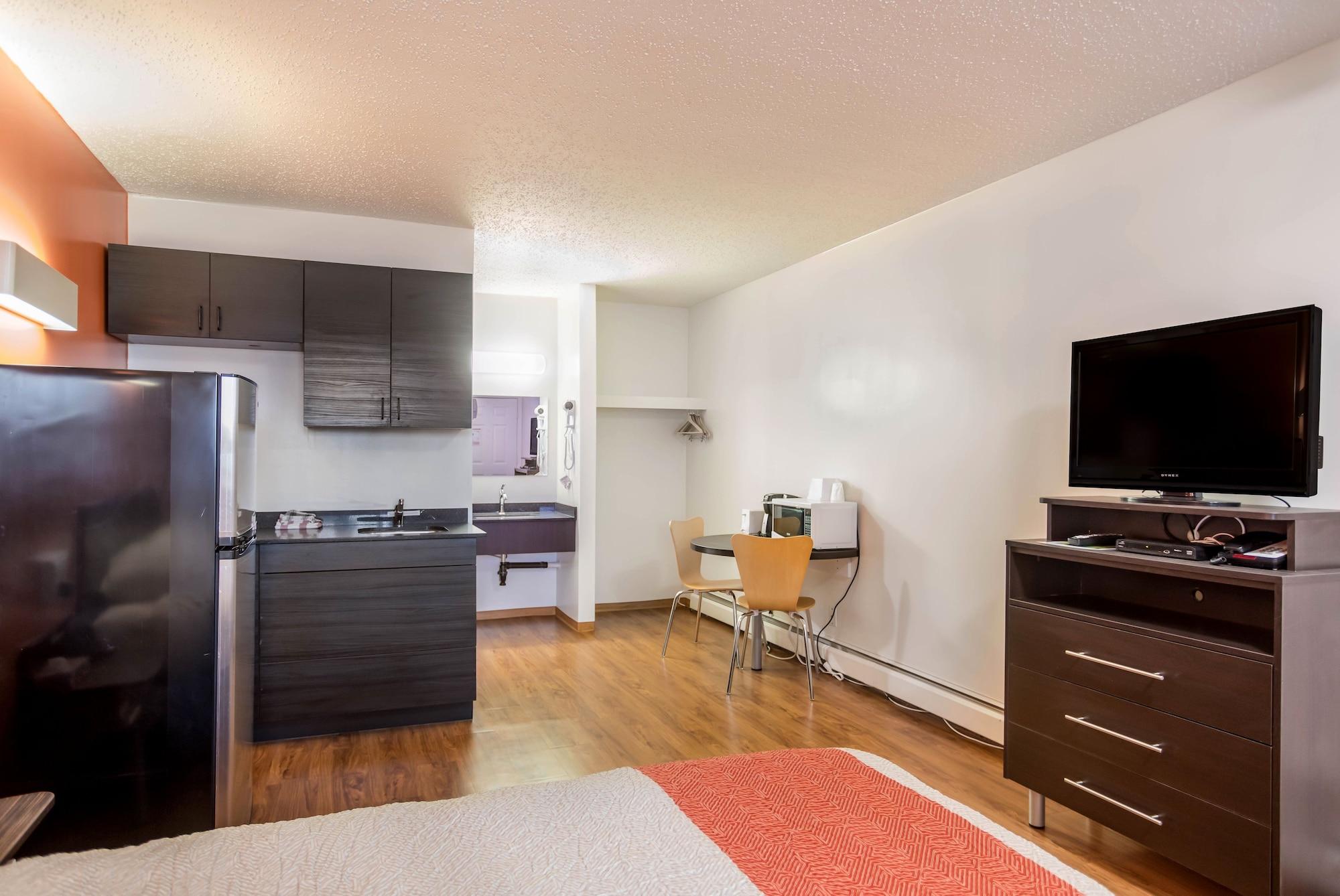 Motel 6 Camrose, AB 21/25