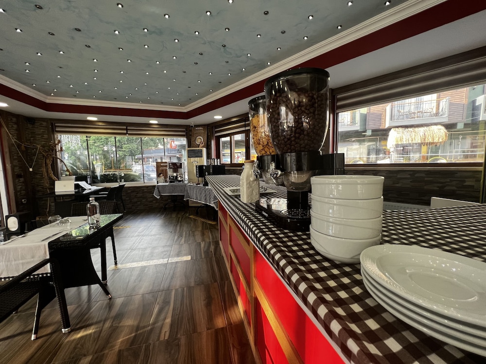 Dolphin Park Hotel 50/50