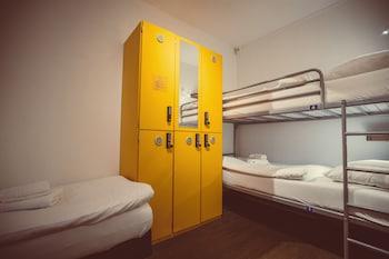 Mixed Dorm, 5 People, Shared Bathroom
