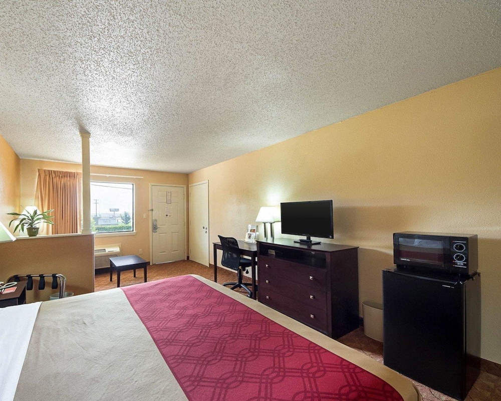 Econo Lodge Inn & Suites San Antonio near Frost Bank Center 15/25