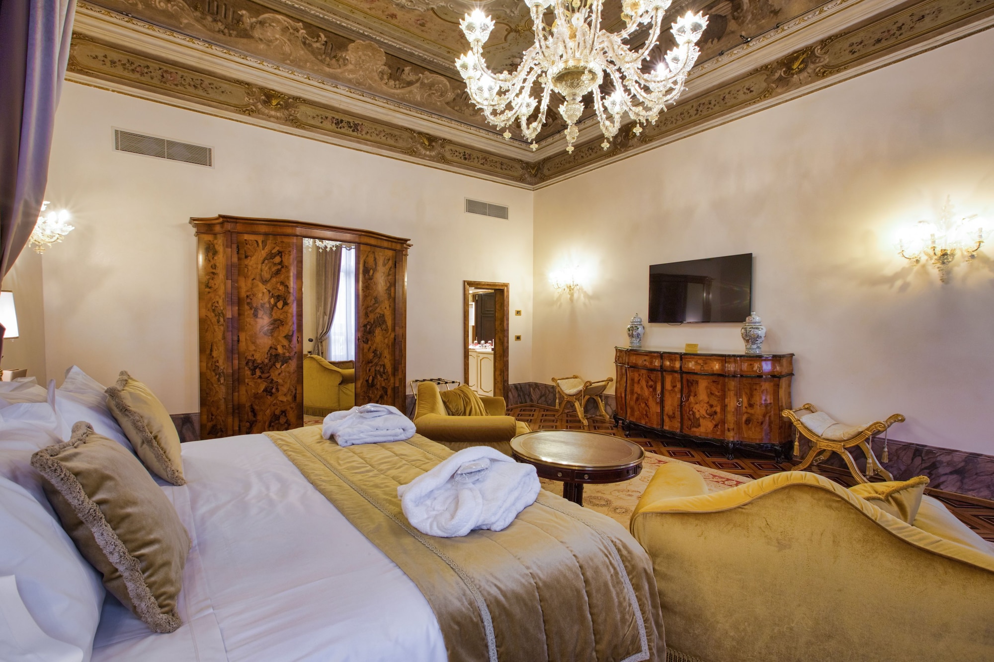 ROYAL, SUITE