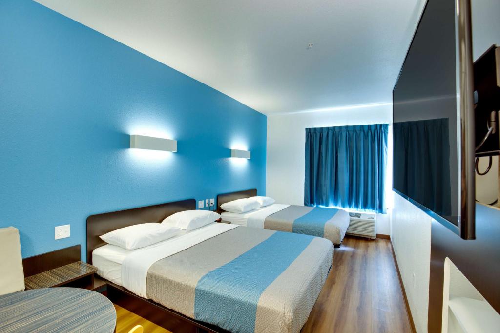 2 Queen Beds - Non-Smoking, Mini Fridge 6/10
