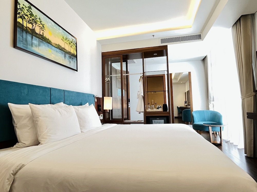Maximilan Danang Beach Hotel 3/48