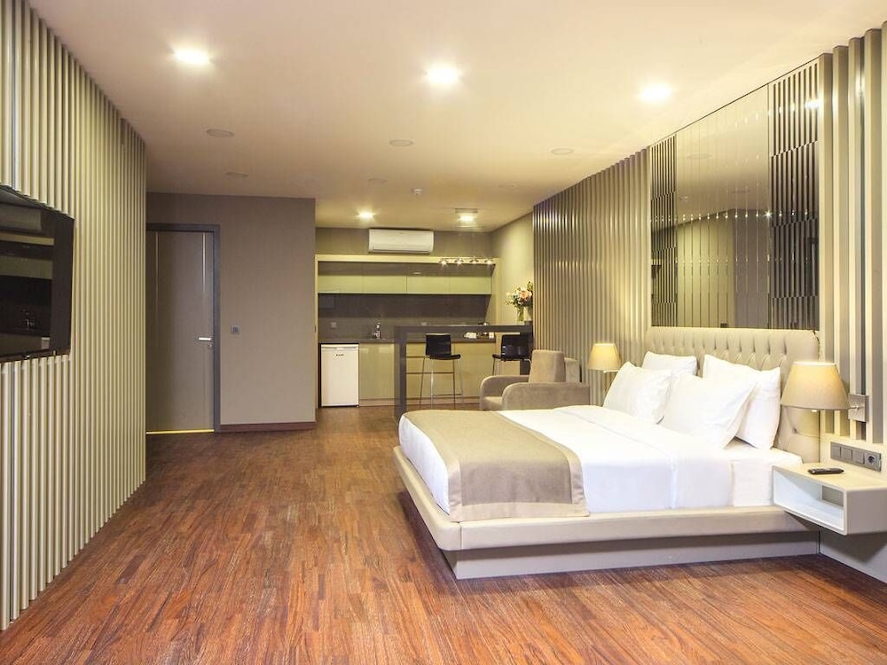 The City Suites 17/61