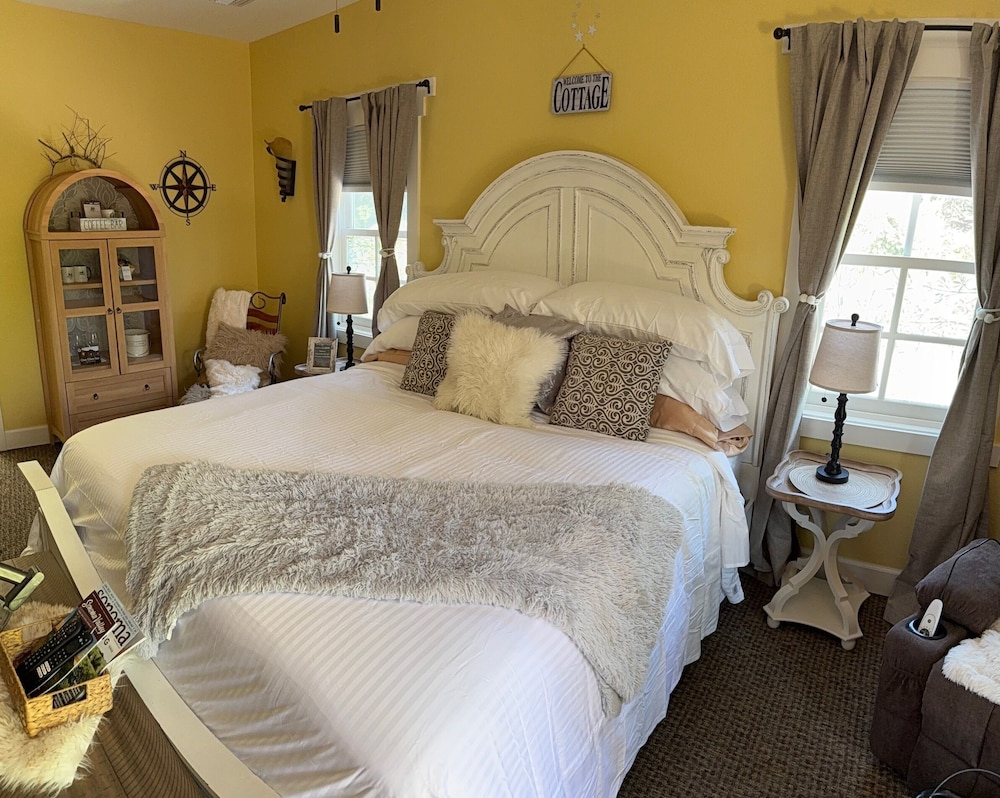Upper, King Bed, Main House