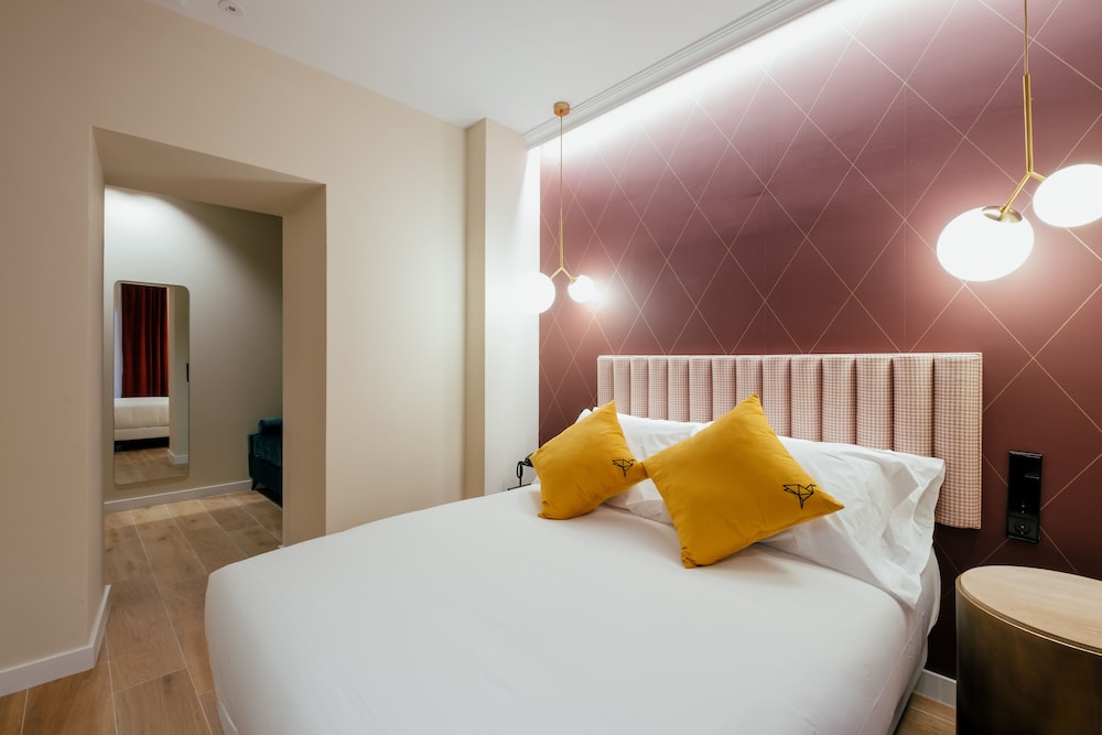 SUPERIOR, DOUBLE OR TWIN BED