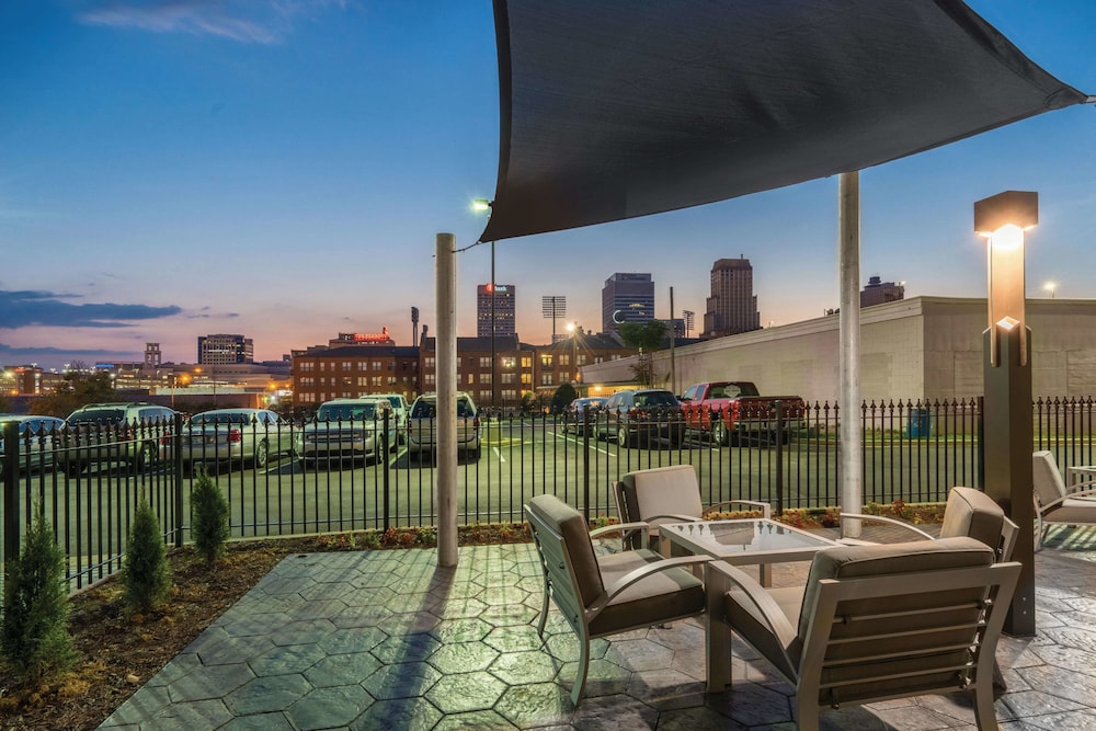 La Quinta Inn & Suites by Wyndham Memphis Downtown 33/36