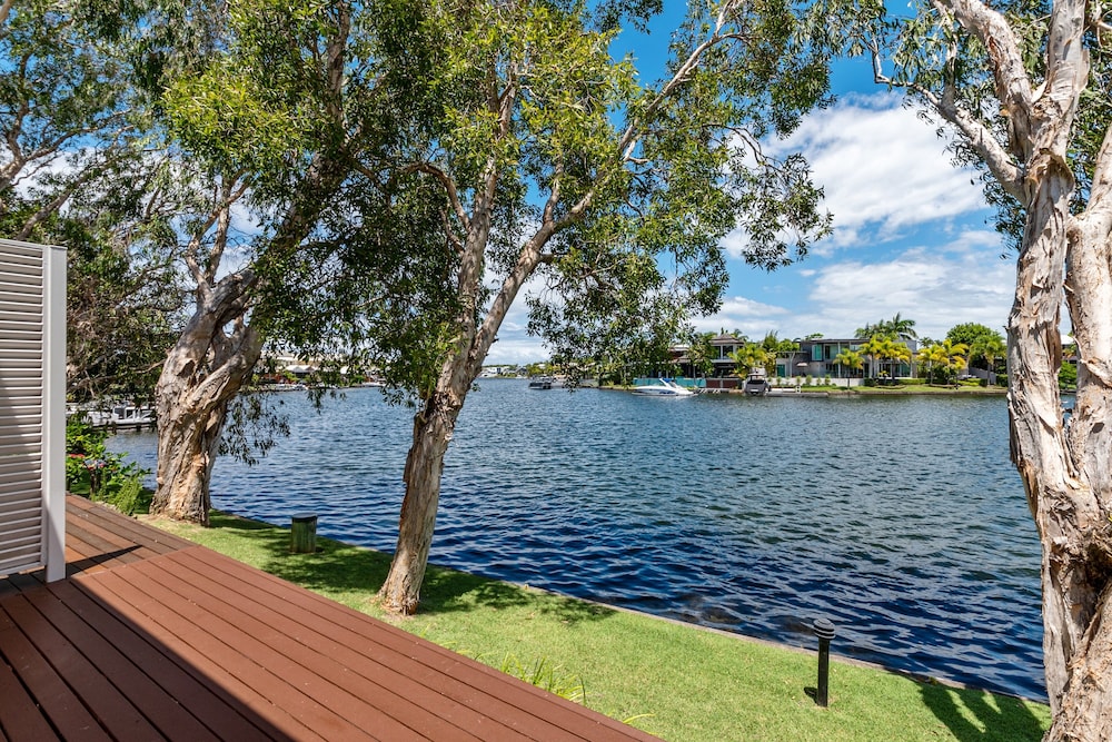 NOOSA ENTRANCE WATERFRONT RESORT 77/80