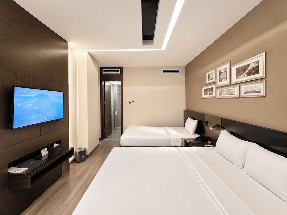 غرفة ديلوكس ثلاثية بسرير مزدوج وسرير فردي، QUEEN ANN HOTEL 5/10