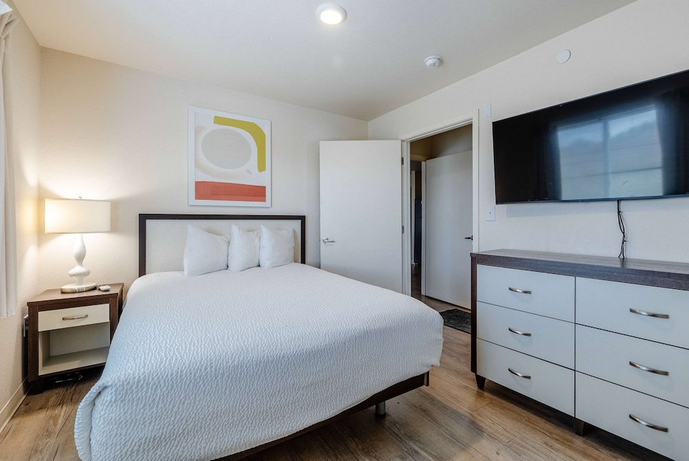 3 BEDROOMS, SUITE