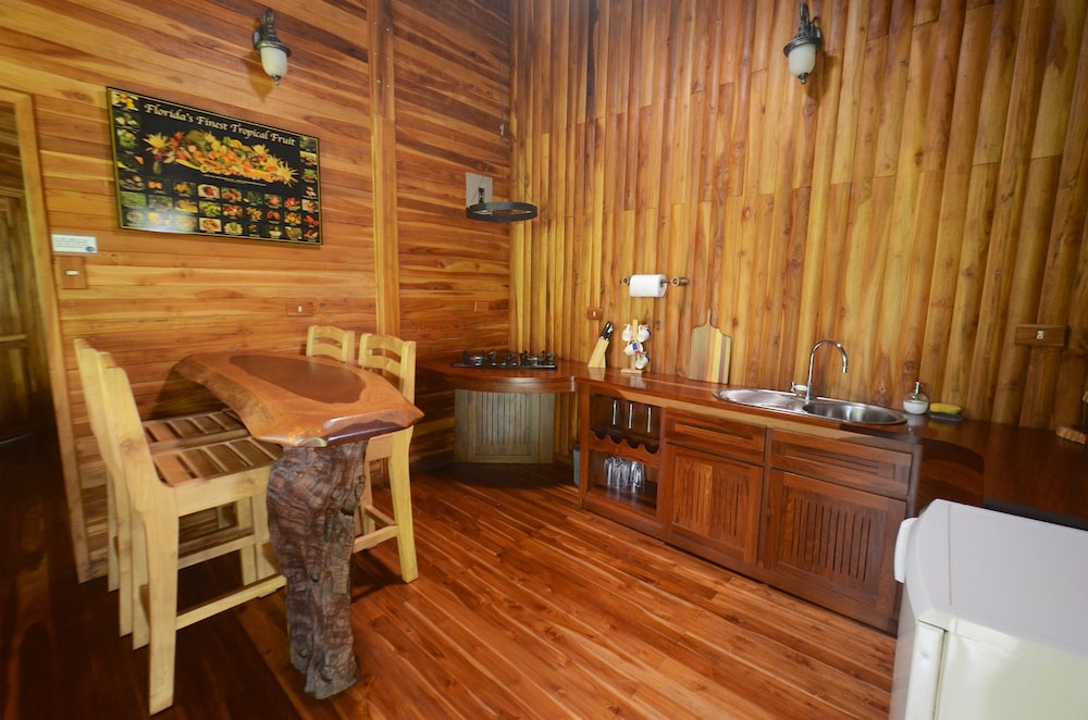 Macaw Lodge 10/64