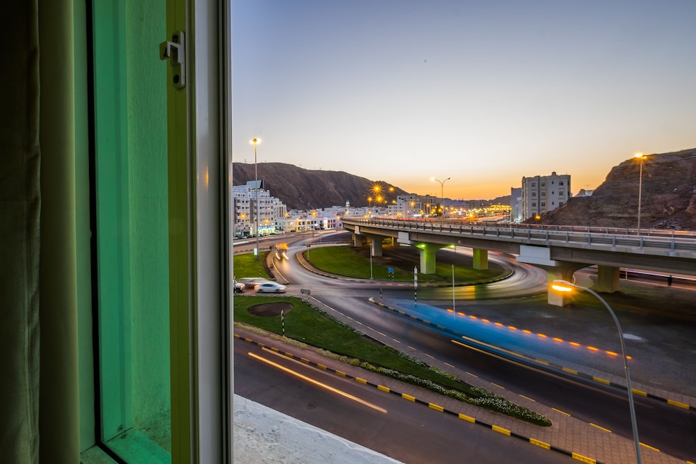 Al Jisr Hotel 21/23