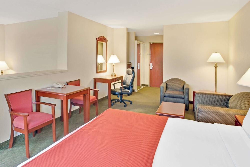 Days Inn & Suites by Wyndham Laurel Near Fort Meade 12/37