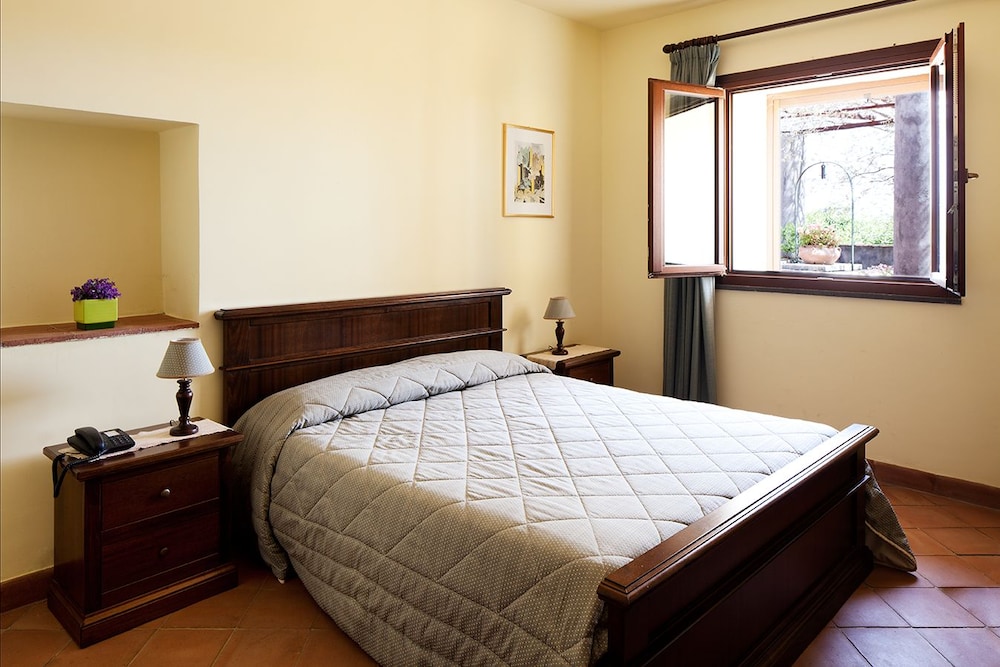 ROOM, DOUBLE OR TWIN BED