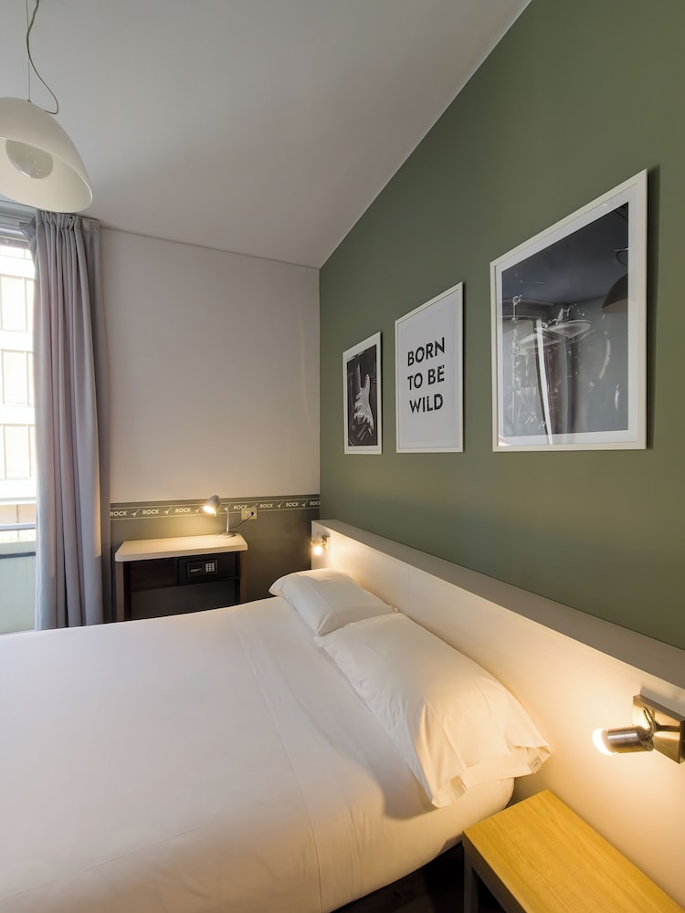 ROOM, DOUBLE BED