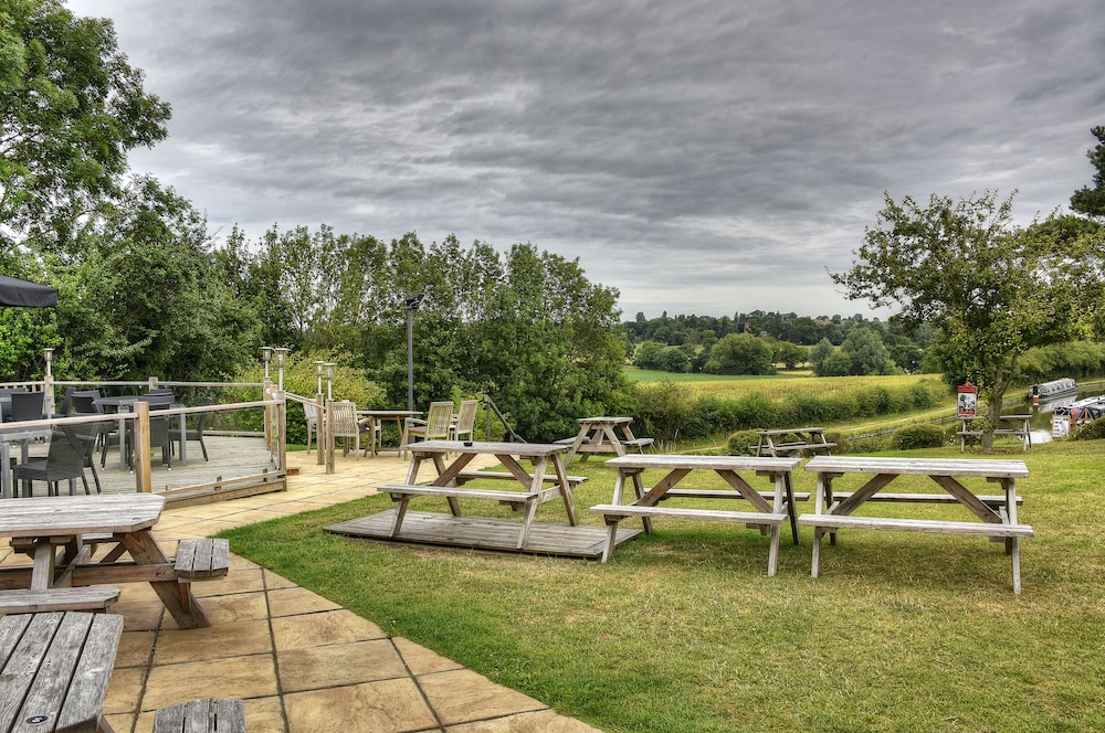 The Narrowboat At Weedon 47/52