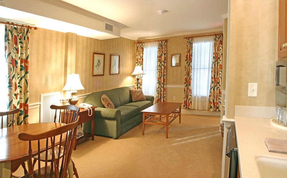 Bird in Hand Village Inn Suite 51/64