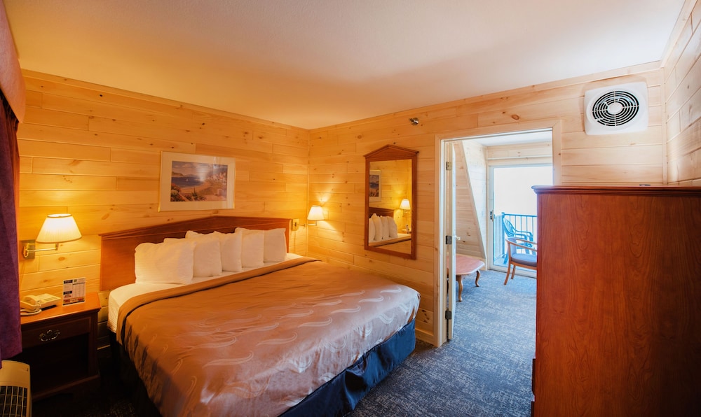 1 Bedroom, Island, Deluxe, Suite, King Bed, Lake or Beach View, Sofa, Balcony