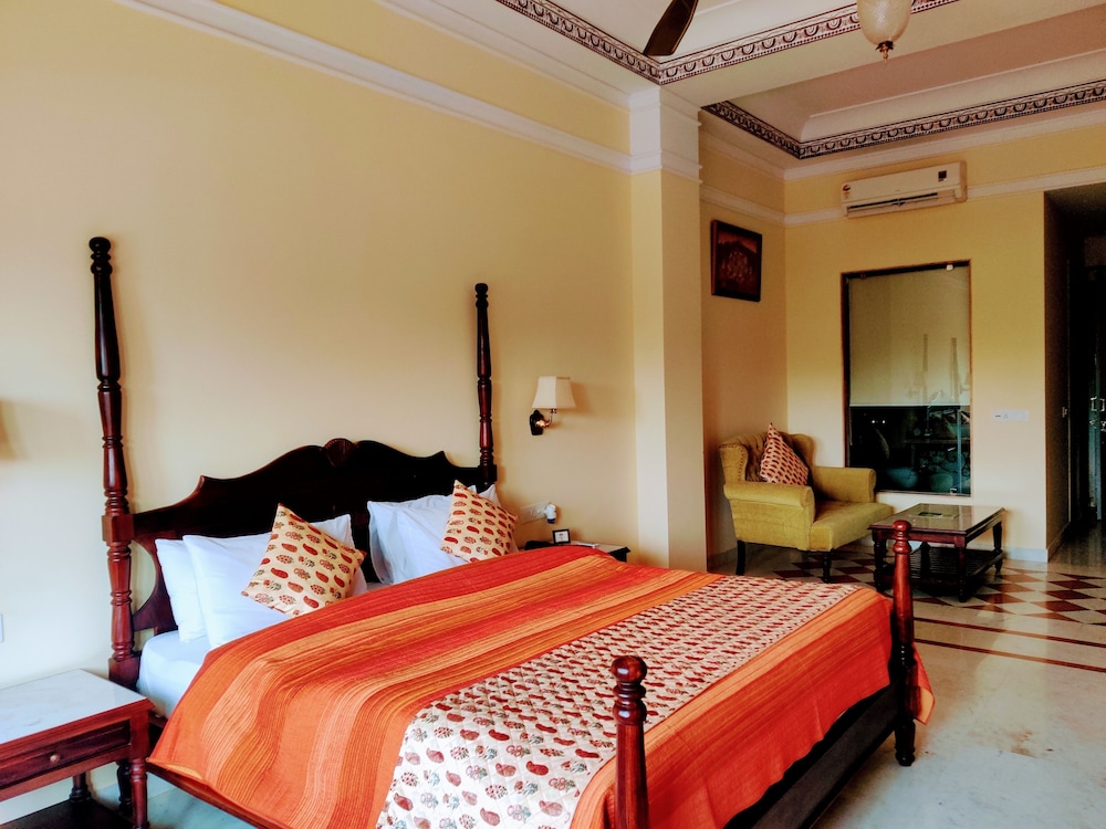 Umaid Lake Palace 15/50
