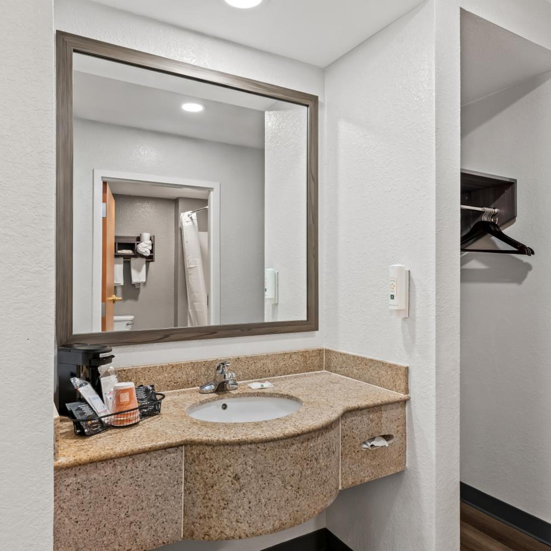 جناح كبير بسرير كينج، Quality Inn & Suites Biloxi - Ocean Springs 4/7