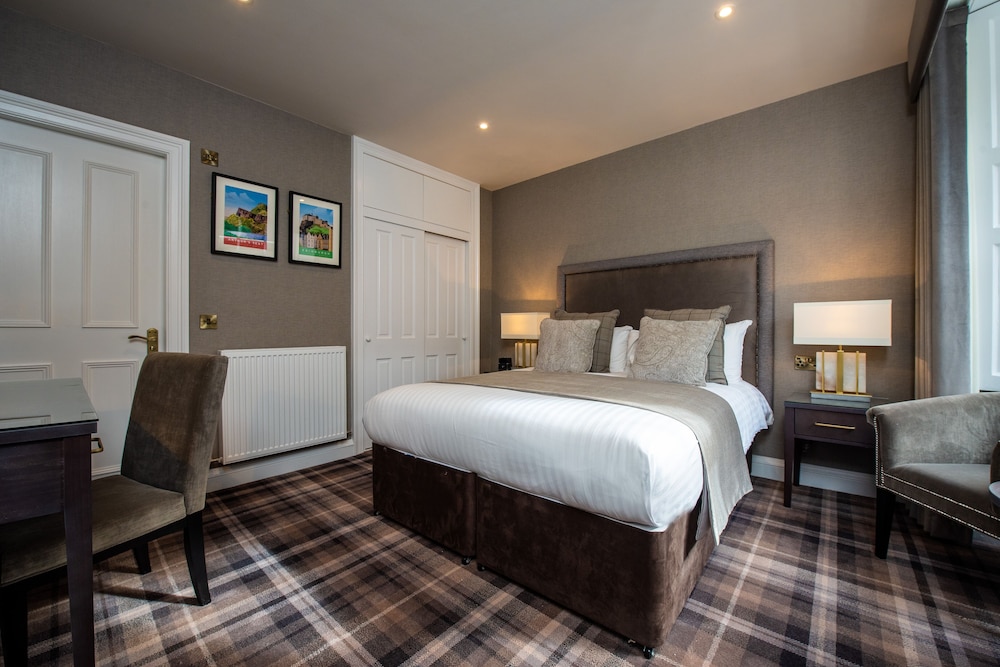 Royal Scots Club Hotel 8/56
