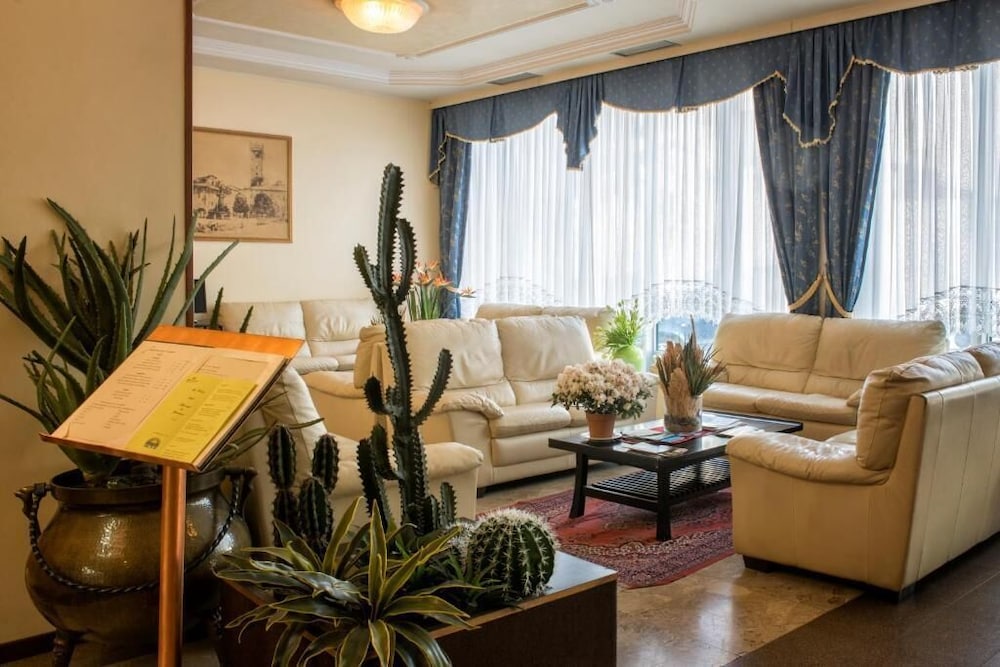 Everest Hotel 28/41