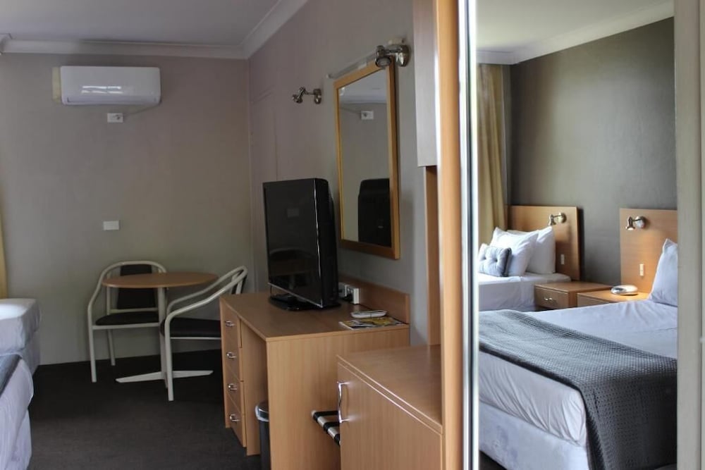 EL TORO MOTOR INN 16/56