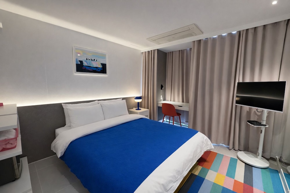 BLUE, DELUXE, DOUBLE BED