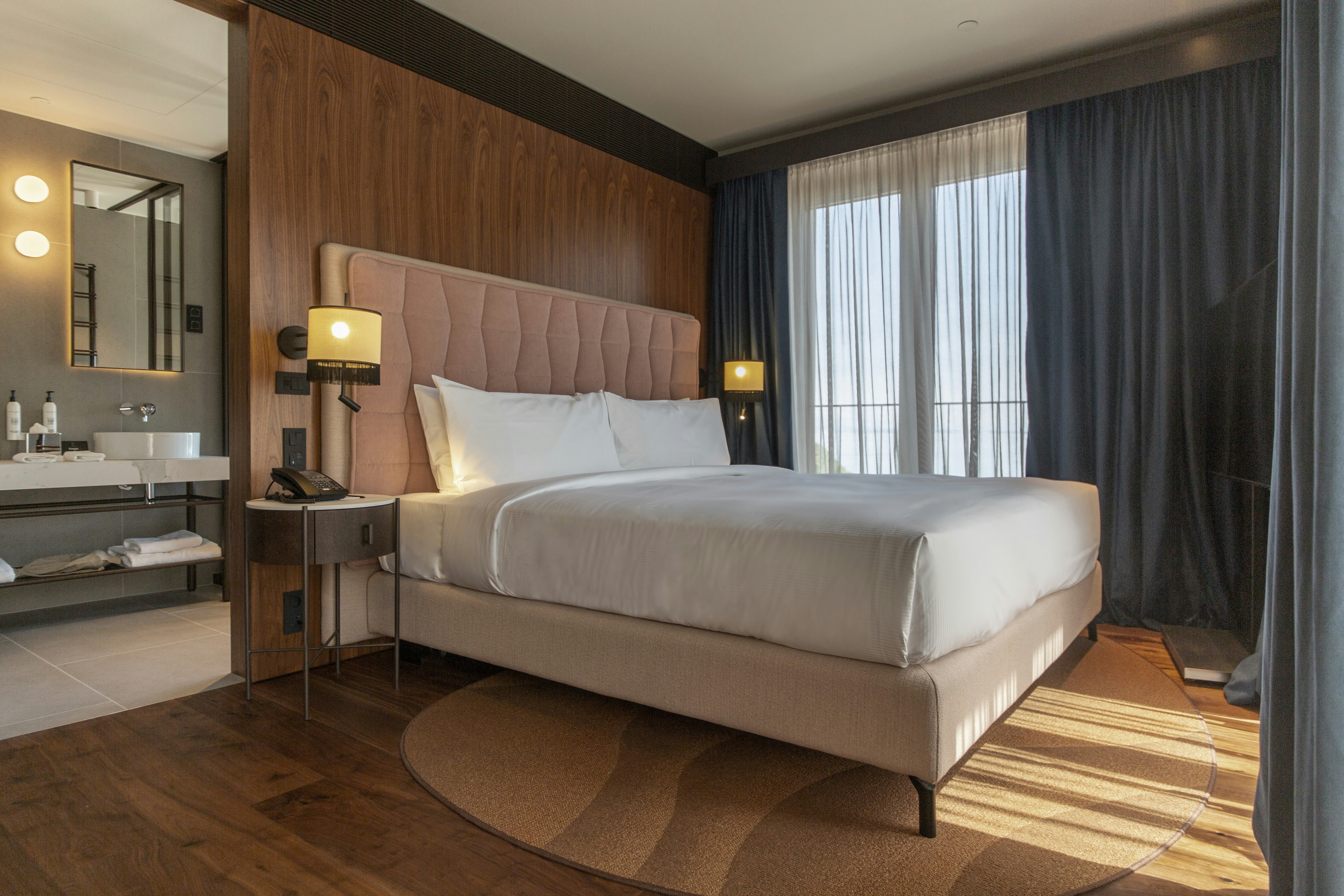 ROOM, KING BED, CORNER